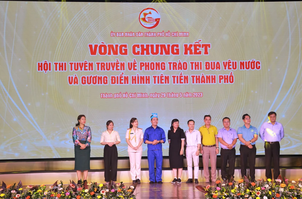 Đại diện của 10 đội thi tranh tài tại vòng chung kết. Ảnh: VT