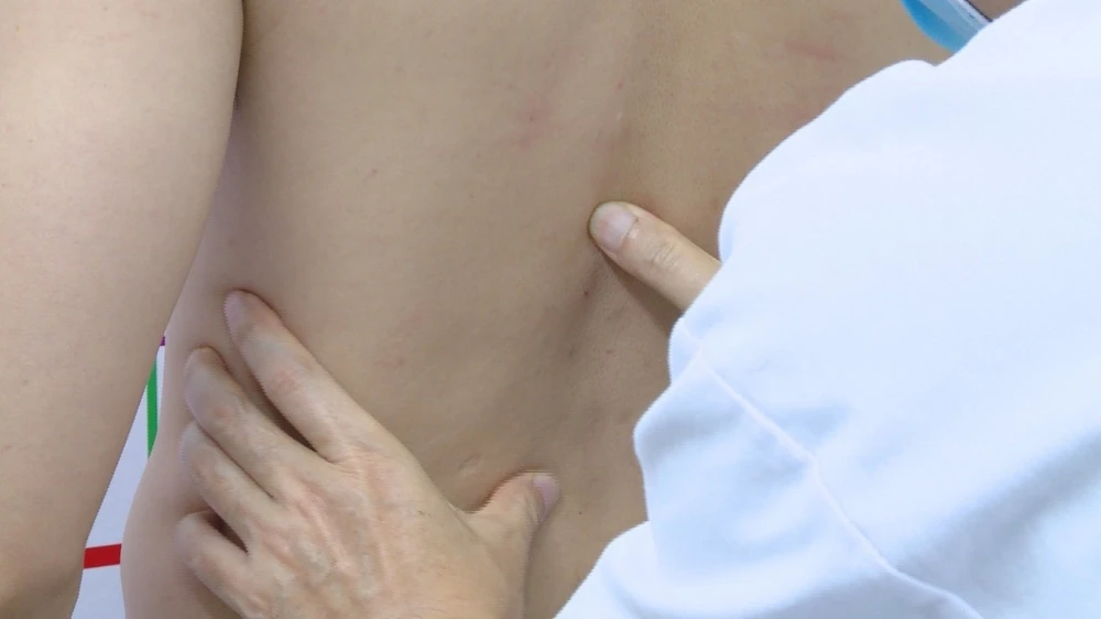 BS Calvin Q Trịnh thăm khám và điều trị cho bệnh nhân. Ảnh: BSCC