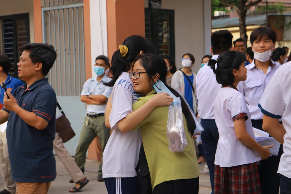 Bạn thân mang trà sữa đến trường động viên Thanh Xuân sau khi thi xong. Ảnh: VÕ THƠ