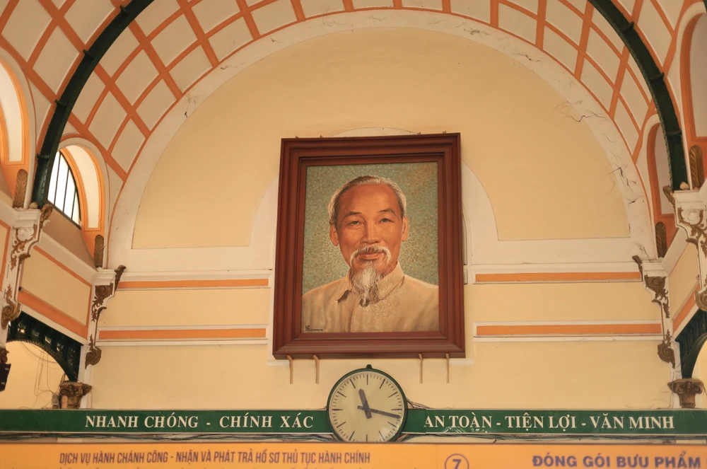 Tất cả dẫn về cuối sảnh trung tâm là bức chân dung Chủ tịch Hồ Chí Minh, danh nhân vĩ đại nhất của Việt Nam.