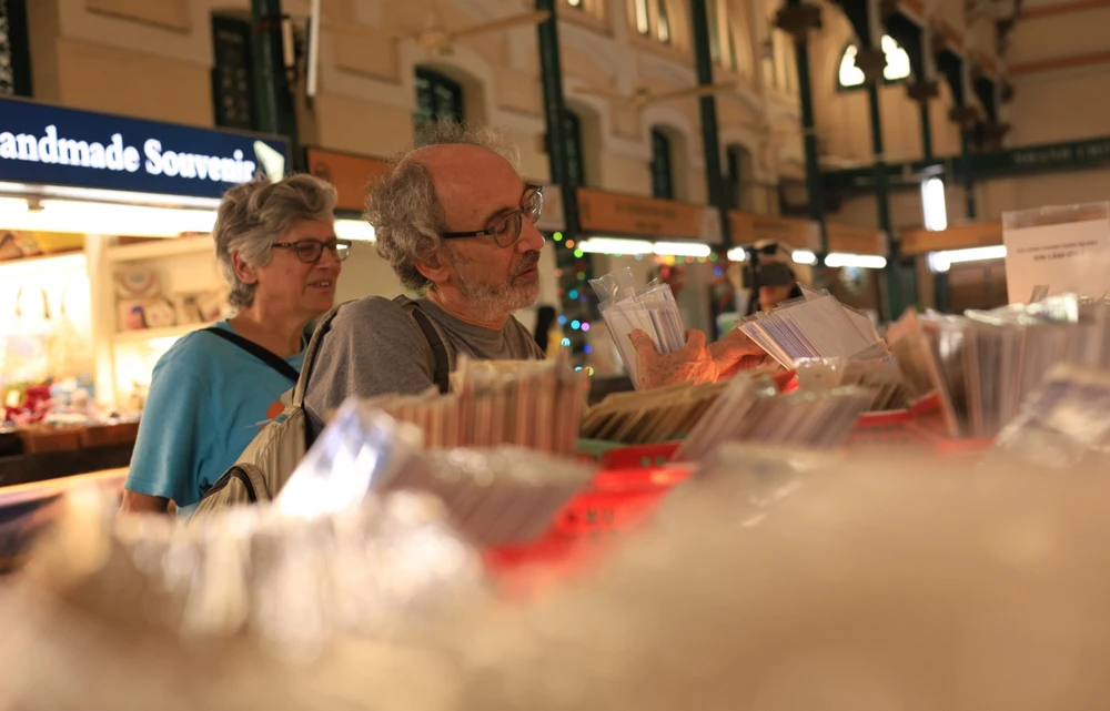 Điểm nổi bật và gây ấn tượng của Bưu điện Tp.HCM với du khách, có lẽ chính là hệ thống những mái nhà, ô cửa mái vòm lớn nằm dọc các trần toà nhà bao trùm cả chiều dài của Bưu điện, ảnh hưởng từ phong cách kiến trúc trong các nhà thờ Tây Âu. Theo đó, phần trần nhà của tiền sảnh được nâng đỡ bởi 4 cột trụ sắt nằm bốn góc. Mỗi cột chống đỡ 4 kèo sắt tỏa ra 4 phía. Thiết kế này rất khoa học vì khí nóng dễ thoát lên trên, làm cho không khí trong tòa nhà rất thông thoáng và mát mẻ.