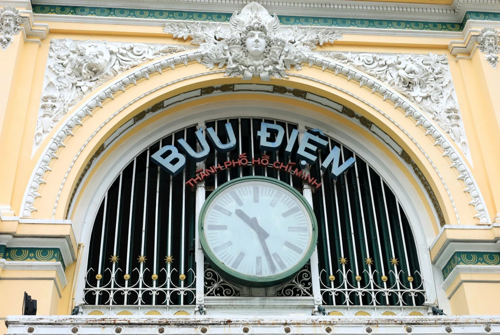 Hệ thống 20 cột, trụ của phần mặt tiền có kết cấu hình khối vuông vắn. Trên các đầu cột giữa những nhịp vòm cửa là phù điêu của nhiều vị thần khác trong thần thoại Hy Lạp như Poseidon (Neptune) thần ngựa và thần biển, Nike là nữ thần chiến thắng và tốc độ.