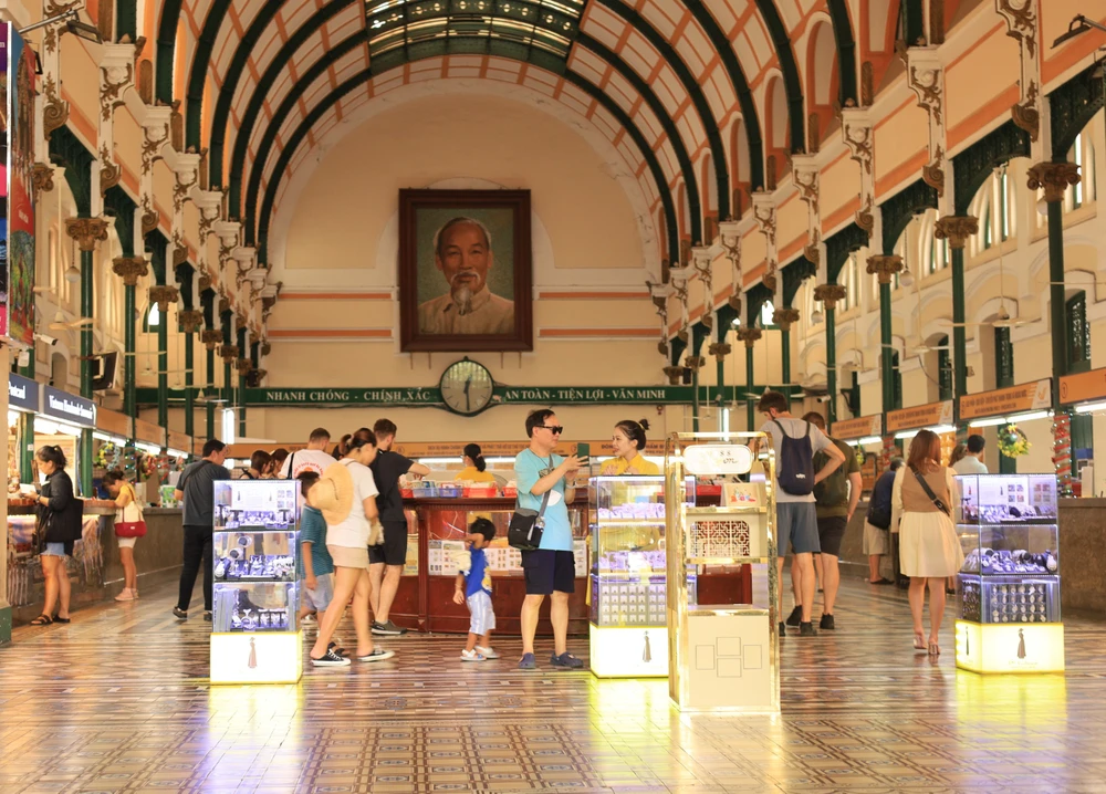 Nhìn thẳng vào tòa nhà, lấy đồng hồ làm trục chính, hai bên trái - phải của Bưu điện đều có 9 vòm cửa, theo phong cách Á Đông. Số 9 đại diện cho sự trường cửu, ngoài ra còn được cho là có liên kết với hoàng đế và nguyên tố Hỏa - nguyên tố của động lực và sự thật. Số 9 còn giữ vị trí quan trọng xuyên suốt lịch sử phát triển của các nước phương Đông.