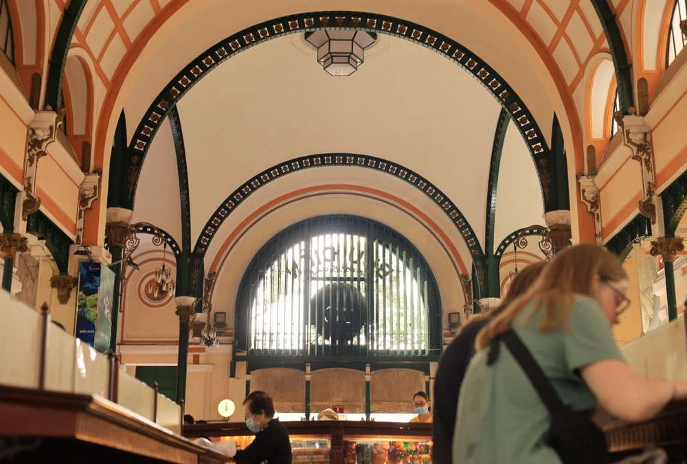 Ấn tượng nội thất bên trong tòa Bưu điện là hệ vòm cung lớn với những ô cửa lấy sáng trên cao và hàng cột thép trang trí tinh xảo.