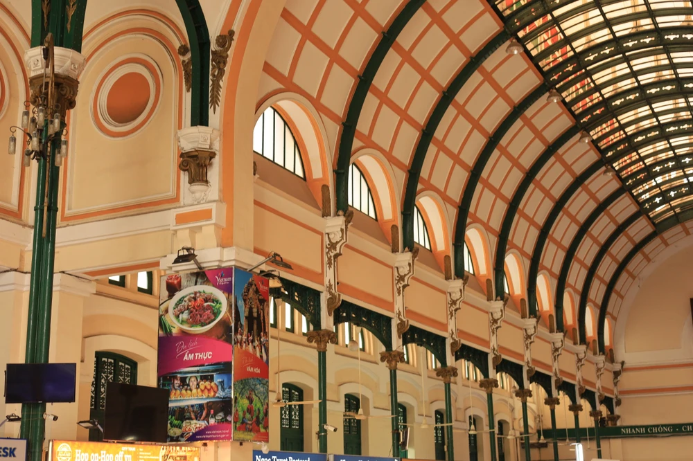 Tòa nhà của Bưu điện TP.HCM được xây dựng với kiến trúc cổ điển Châu Âu pha lẫn Châu Á, được bố trí đối xứng với hai khối bên 2 tầng, khối giữa 3 tầng, được bao phủ bởi mái dốc lợp ngói. Trên mặt đứng của tòa nhà là những ô cửa cuốn vòm được thiết kế tinh tế tạo nên một vẻ đẹp cầu kỳ nhưng không kém phần bắt mắt.