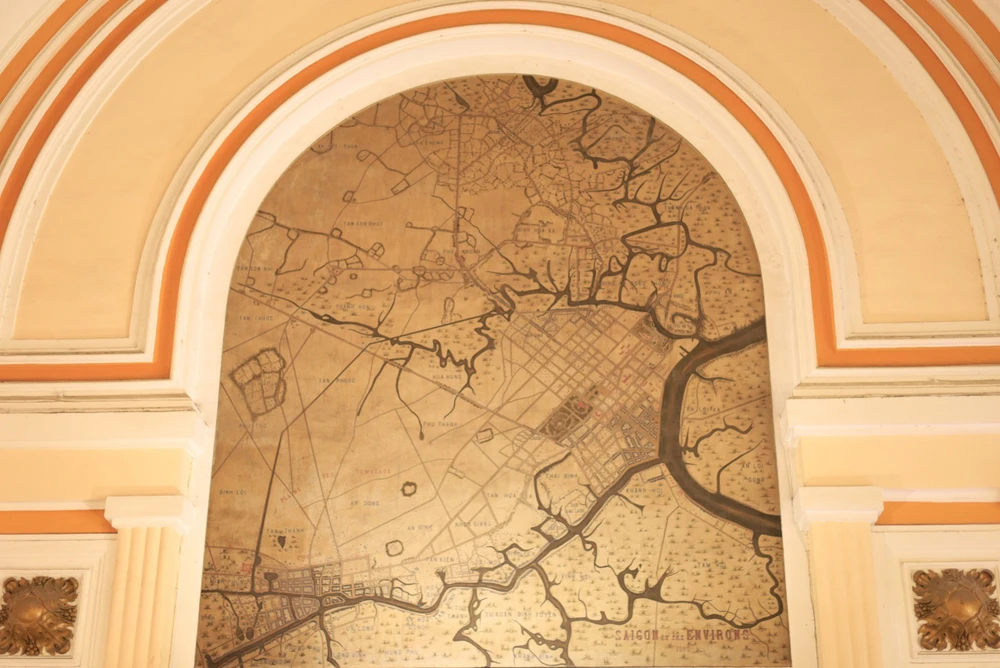 Trên tường còn khảm hai tấm bản đồ cổ là Sài Gòn và vùng phụ cận, 1892 (Saigon et ses environs, 1892) và Bản đồ đường dây điện tín của miền Nam Việt Nam và Campuchia, 1936 (Lignes télégraphiques du Sud Vietnam et du Cambodge, 1936).