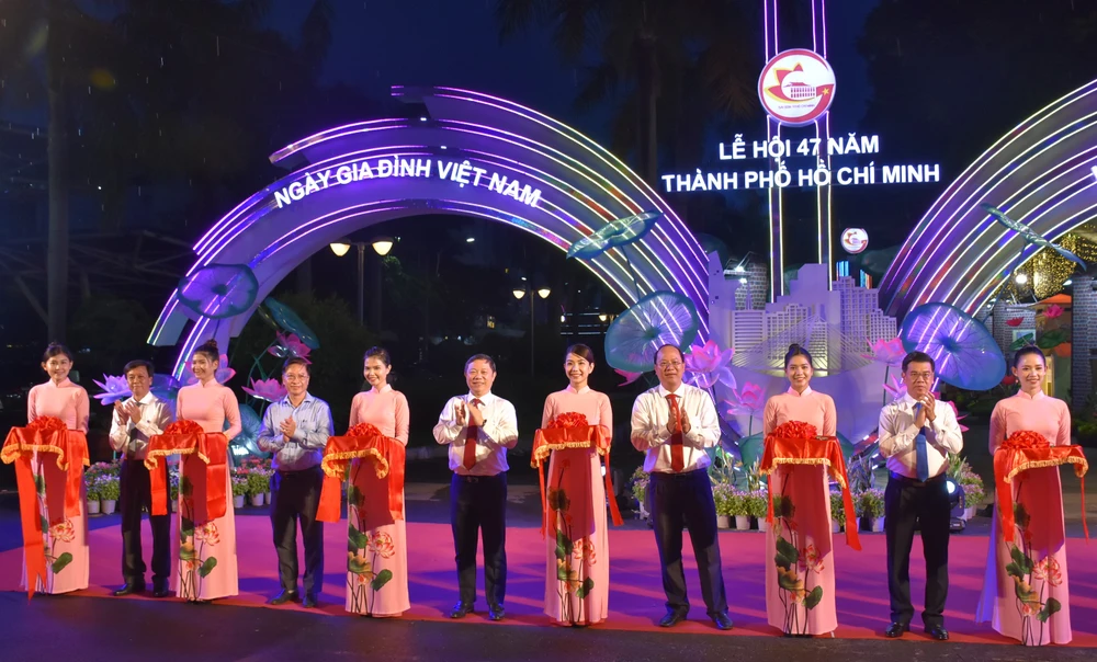 Các lãnh đạo thực hiện nghi thức cắt băng khai mạc chuỗi hoạt động. Ảnh: PV