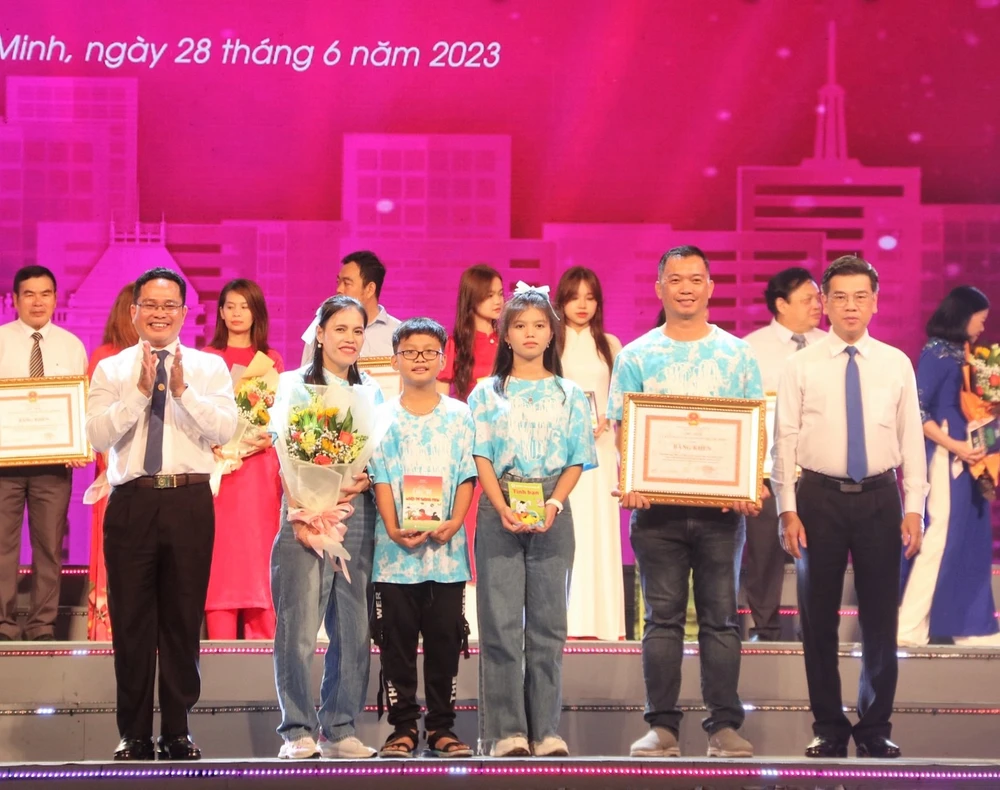 Gia đình văn hóa - hạnh phúc tiêu biểu được tuyên dương ngay sau lễ khai mạc. Ảnh: PV