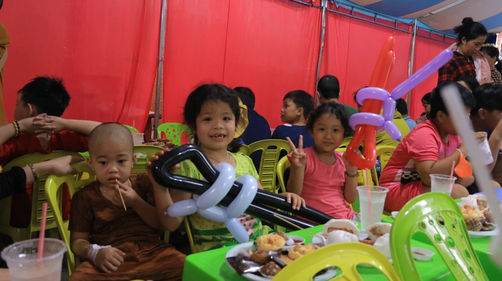 Những em nhỏ tại xóm trọ dành cho bệnh nhi ung thư vui vẻ tham gia tiệc sinh nhật. Ảnh: VT
