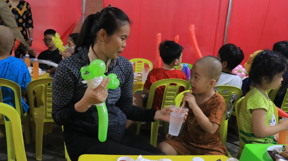 Các phụ huynh đều dành thời gian đưa con đến chung vui với các bạn. Ảnh: VT