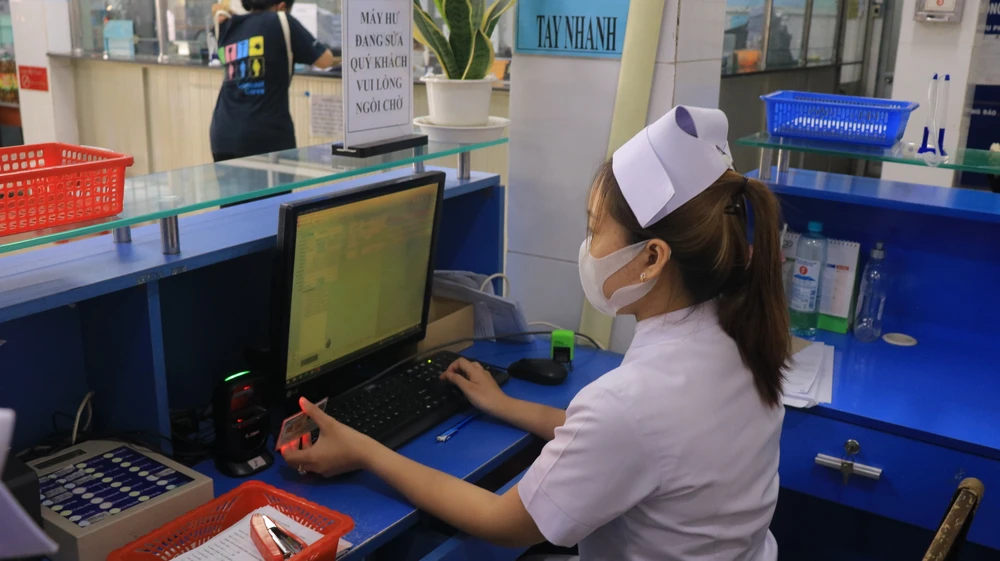 Sau lễ ra mắt, người dân được trải nghiệm khám bệnh, chữa bệnh sử dụng thẻ CCCD thay thế thẻ BHYT. Ảnh: VÕ THƠ