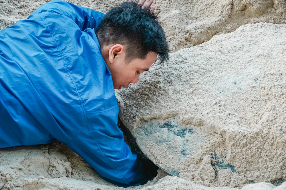 "Trong lúc hỗ trợ rùa đẻ trứng mình gặp một rùa mẹ bị mất một chân sau bên phải. Chỉ có một chân sau nên rùa mẹ phải cố gắng gấp đôi bình thường để đào lỗ đẻ trứng. Sau khi đẻ xong rùa mẹ không quên dùng chút sức lực còn lại lấp ổ, xóa dấu vết để bảo vệ trứng. Nhìn rùa mẹ về biển, mình vừa cảm động vừa thán phục hành trình mà rùa mẹ trải qua"- TNV Nguyên Phát chia sẻ. Ảnh: NGUYÊN PHÁT.