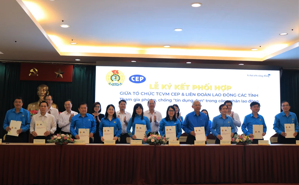 Đại diện CEP và LĐLĐ các tỉnh ký kết phối hợp. Ảnh: VÕ THƠ