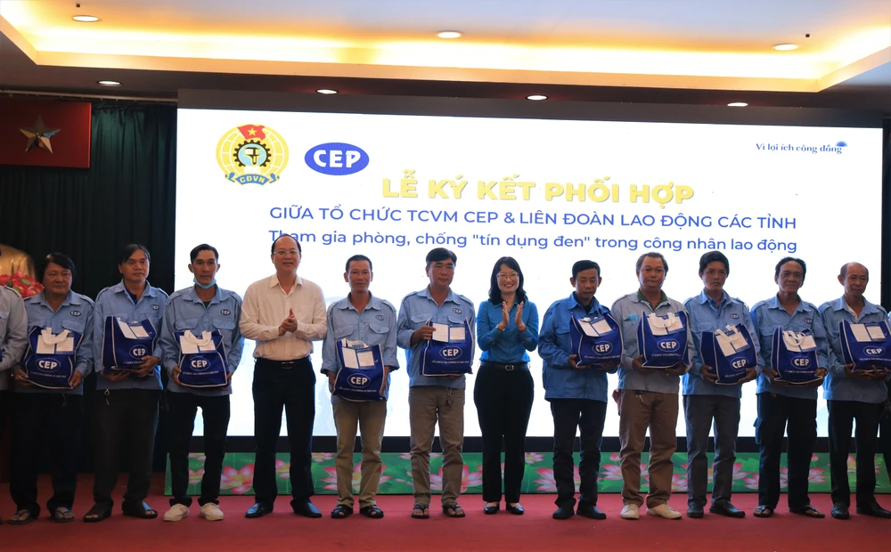 Phó Bí thư Thành ủy TP.HCM Nguyễn Hồ Hải và Chủ tịch LĐLĐ TP.HCM Trần Thị Diệu Thúy trao vốn và quà hỗ trợ cho công nhân. Ảnh: VÕ THƠ