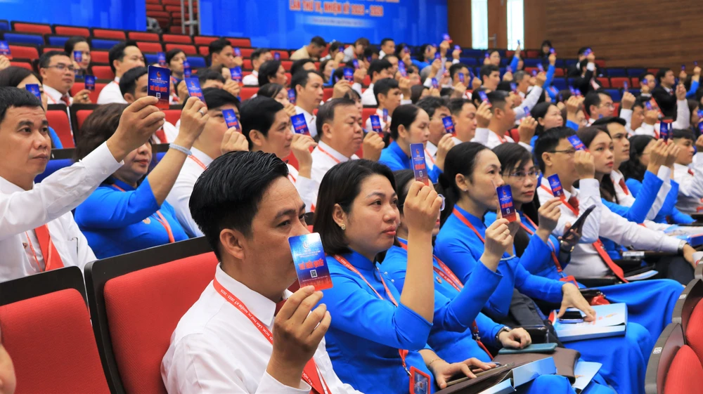 Các đại biểu biểu quyết thông qua chương trình Đại hội. Ảnh: VÕ THƠ