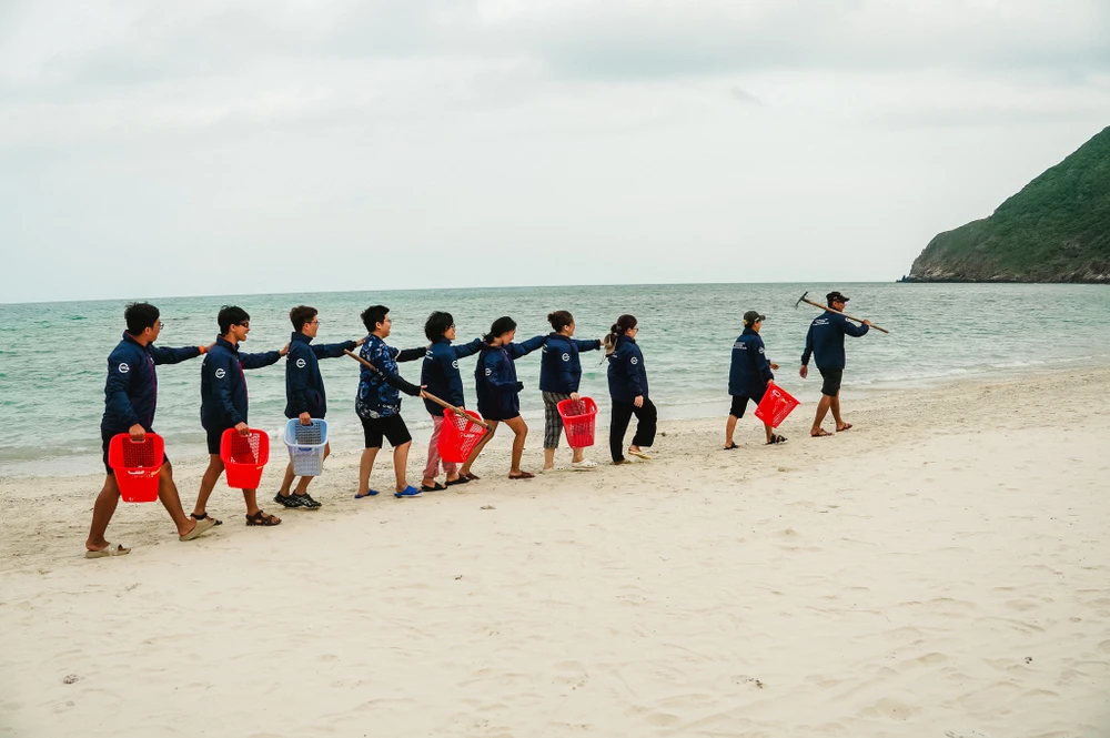 Ngoài hỗ trợ rùa mẹ đẻ trứng, thả rùa con về biển thì nhặt rác bãi biển đối với tôi cũng không kém phần thú vị và ý nghĩa.