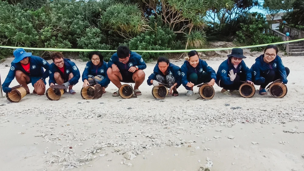 Sau một đêm mệt nhọc di dời trứng, sáng ra chúng tôi sẽ được thả rùa con về biển. Chúng tôi hy vọng sẽ giúp cho loài rùa biển có thể tồn tại lâu dài và để cho thế hệ mai sau còn được nhìn thấy rùa trong tự nhiên.