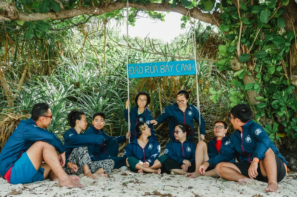 Nhóm chúng tôi có 10 người tham gia, kết hợp ngẫu nhiên nhưng vô cùng hoàn hảo.