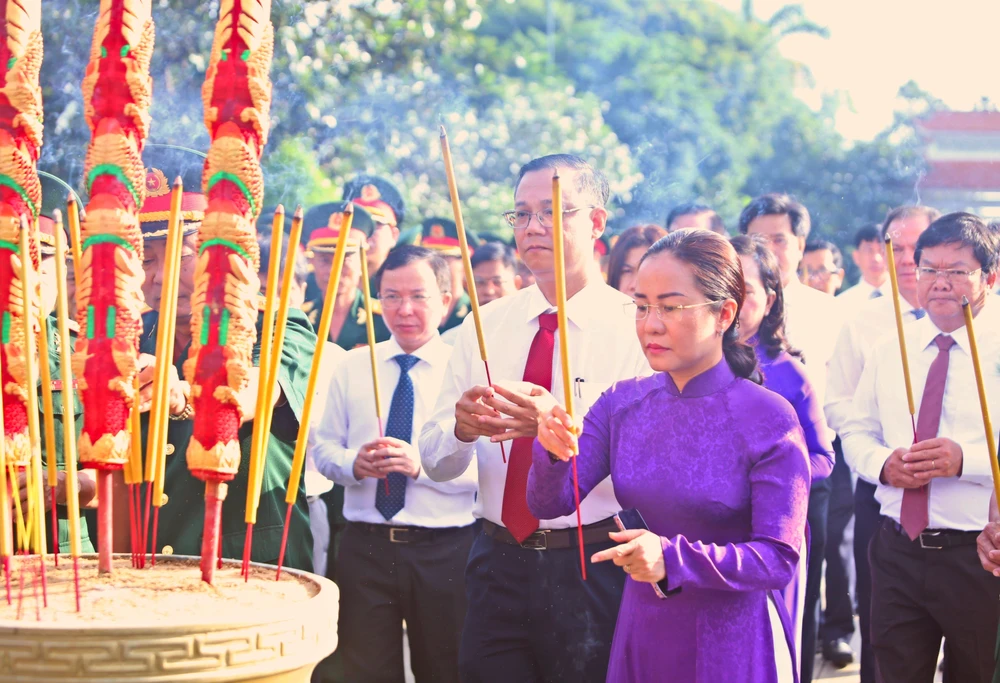 Các đại biểu dâng hương tại Nghĩa trang TP.HCM (Lạc Cảnh, TP Thủ Đức). Ảnh: VÕ THƠ