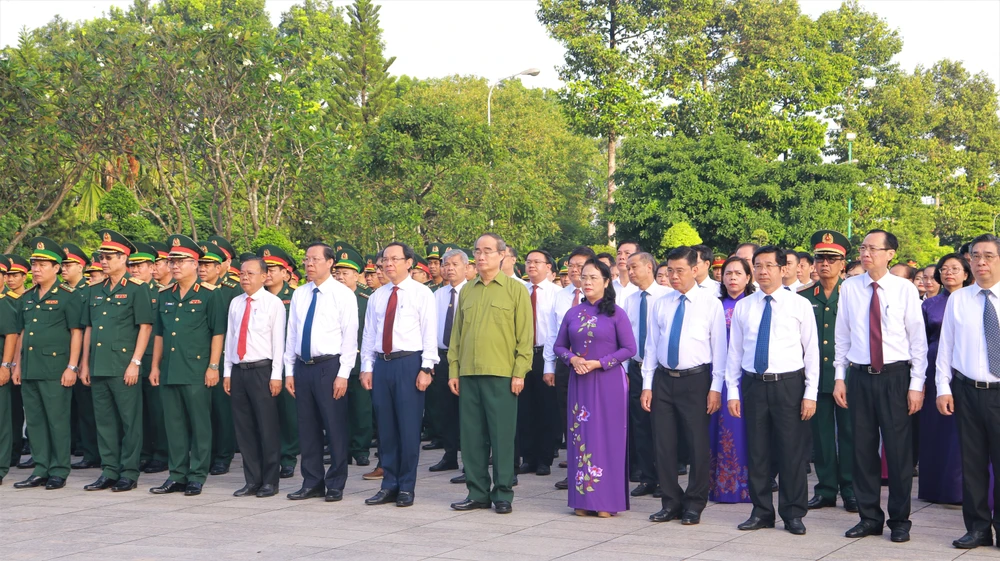 Các đại biểu dành một phút mặc niệm để tưởng nhớ anh linh các anh hùng liệt sĩ, các Mẹ Việt Nam anh hùng. Ảnh: VÕ THƠ