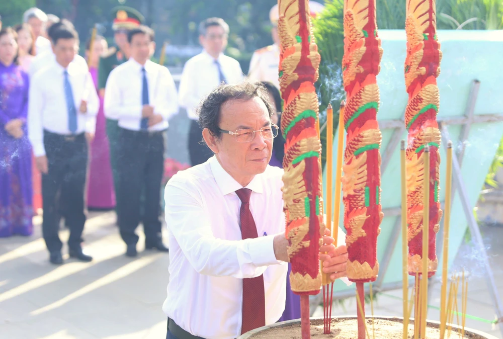 Bí thư thành ủy TP.HCM dâng hương. Ảnh: VÕ THƠ