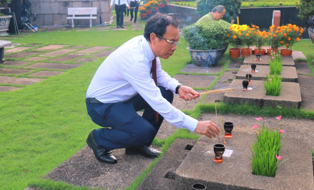 Bí thư Nguyễn Văn Nên đến thắp hương tại nơi an nghỉ của các anh hùng liệt sĩ. Ảnh: VÕ THƠ