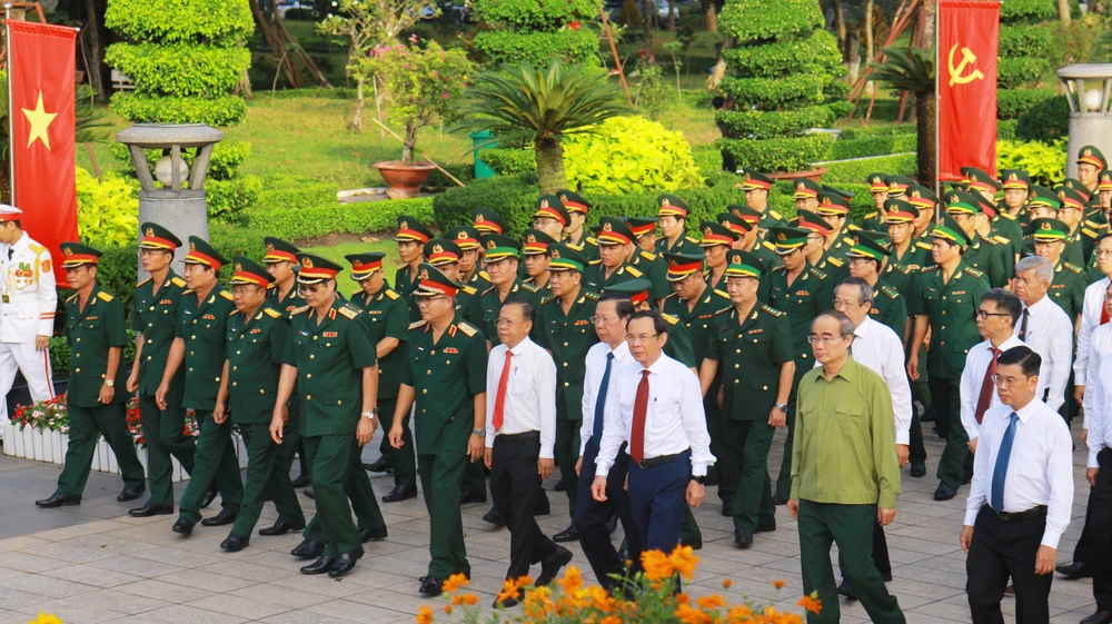 Đoàn đại biểu TP.HCM do Bí thư Nguyễn Văn Nên dẫn đầu dâng hoa tại Nghĩa trang liệt sĩ TP.HCM. Ảnh: VÕ THƠ