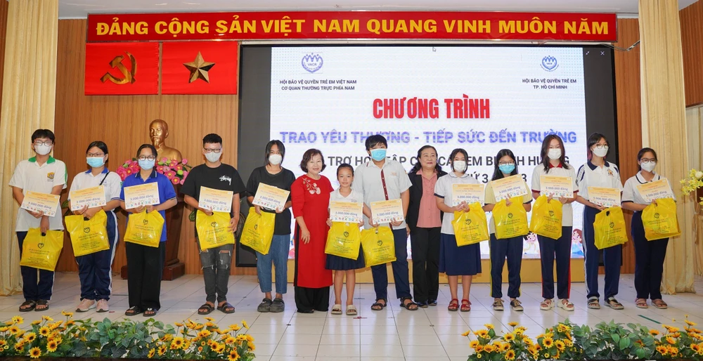 Ban tổ chức trao học bổng cho các em học sinh. Ảnh: VT