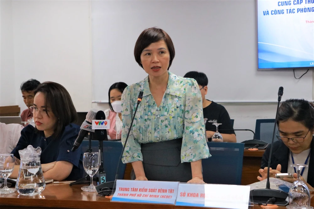 Bà Lê Hồng Nga, Phó giám đốc Trung tâm Kiểm soát bệnh tật TP.HCM thông tin tại họp báo. Ảnh: VÕ THƠ