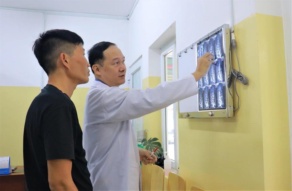 Bác sĩ Calvin Q Trịnh trao đổi, tư vấn cho bệnh nhân. Ảnh: VÕ THƠ