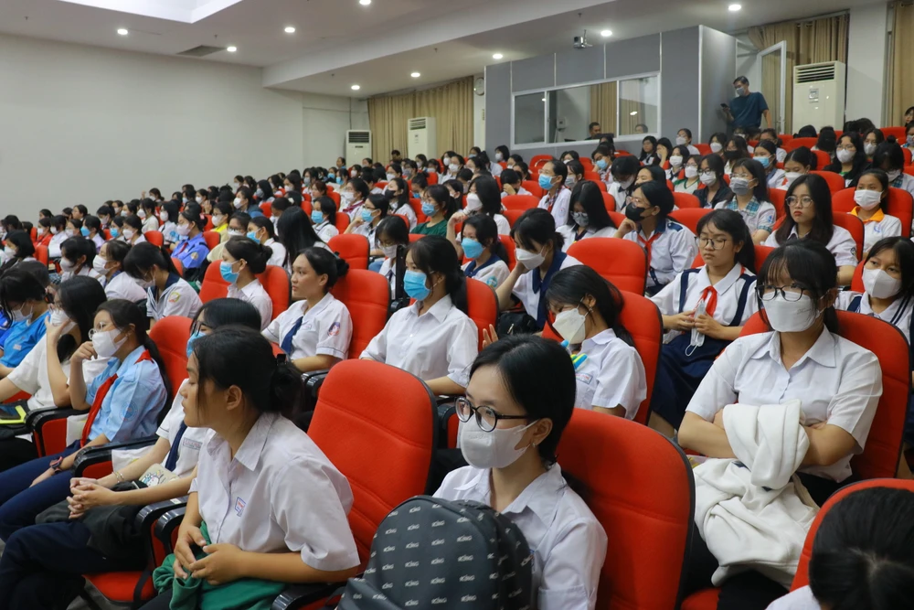 268 suất học bổng được trao cho các em nữ sinh cấp Trung học có hoàn cảnh khó khăn đến từ các quận, huyện, TP Thủ Đức tại TP.HCM trước thềm năm học mới. ẢNh: VÕ THƠ