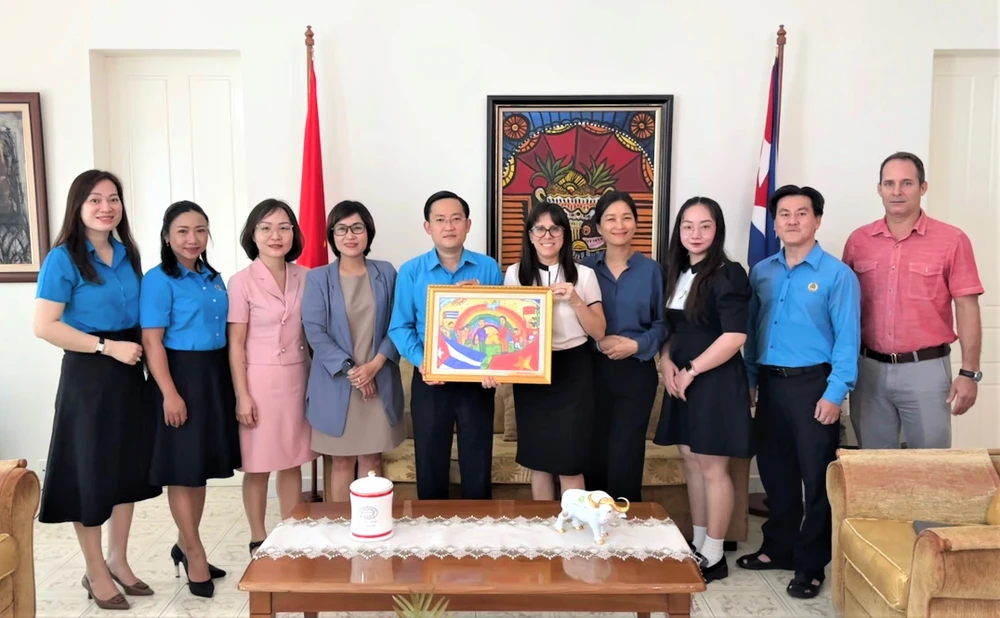 Lãnh đạo LĐLĐ TP.HCM trao tặng Tổng Lãnh sự quán Cuba các bức tranh đạt giải cao trong Hội thi Vẽ tranh - Trại hè Thanh Đa năm 2023. Ảnh: HOÀNG NAM