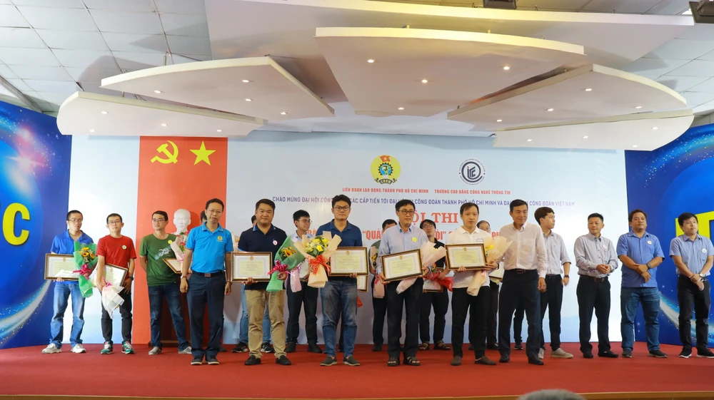 Các thí sinh đoạt giải Ba cuộc thi Bàn tay vàng "Quản trị mạng giỏi" năm 2023. Ảnh: VÕ THƠ