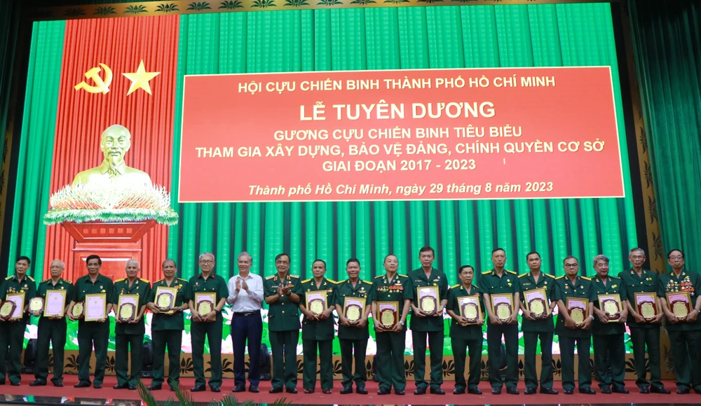 Phó Chủ tịch UBND TP.HCM Ngô Minh Châu trao biểu trưng cho các Cựu chiến binh tiêu biểu. Ảnh: VÕ THƠ