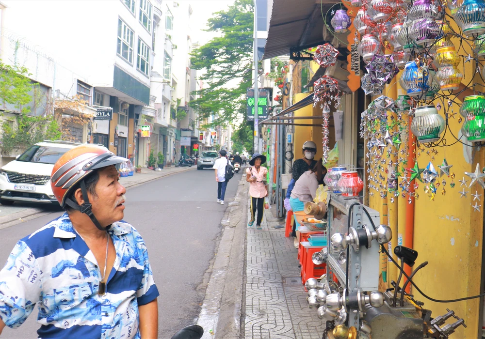 Ông Minh Trường (quận Phú Nhuận) cho biết tình cờ đi ngang qua, thấy những chiếc lồng đèn bé bé xinh xinh lạ mắt nên ghé mua về treo trang trí trước cổng trong dịp trung thu này. Ông Trường chia sẻ, những chiếc lồng đèn ông sẽ treo trước cổng còn những quả cầu sẽ mua thêm đèn LED để vào giữa quả cầu trang trí trong nhà cho nó lung linh hơn.