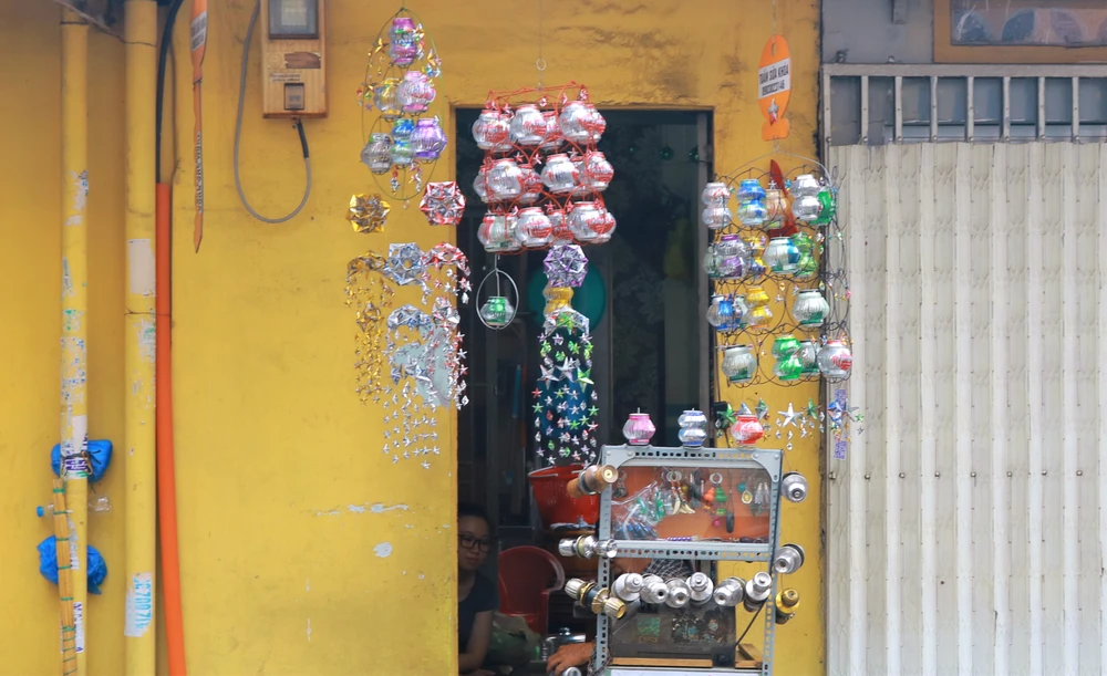 Khách hàng của ông Tuấn đa số là những người yêu thích đồ thủ công. Có cả những người ở Hà Nội, Huế xa xôi cũng ngỏ ý mua nhưng ông không nhận lời vì lồng đèn vận chuyển đi xa sẽ bị móp méo, ảnh hưởng đến chất lượng sản phẩm.