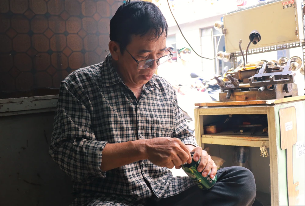 Những ngày đầu ông Tuấn chỉ có ý định làm treo trước nhà cho đẹp nhưng không ngờ nhiều người thích và hỏi mua. Từ đó, bên cạnh nghề chính là sửa khóa, ông bén duyên với công việc làm lồng đèn bằng vỏ lon.