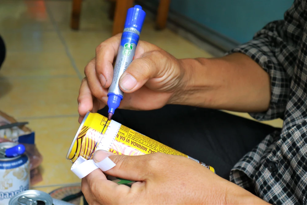 Quy trình của làm một vỏ lon tuy đơn giản nhưng trải qua nhiều công đoạn, yêu cầu người làm phải thật kiên trì và tỉ mỉ. Trước khi bắt tay làm lồng đèn, những vỏ lon bia, nước ngọt đều được rửa sạch bằng xà phòng.