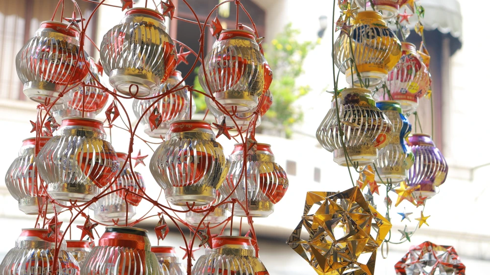 Mỗi cái lồng đèn thường mất khoảng 15-20 phút để làm, một ngày có thể làm được 10 cái. Đối với những vỏ lon nhỏ, cần chi tiết hơn thì tốn hơn 40 phút để hoàn thành. Đặc biệt, một quả cầu bằng ngôi sao phải mất 10 ngày mới xong.