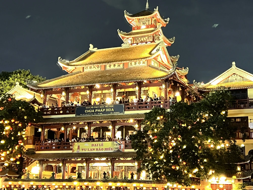 Chùa Pháp Hoa (quận 3, TP.HCM) cũng là điểm đến hút đông người dân vãn cảnh nhân Đại Lễ Vu Lan. Ảnh: QUỐC HƯƠNG.