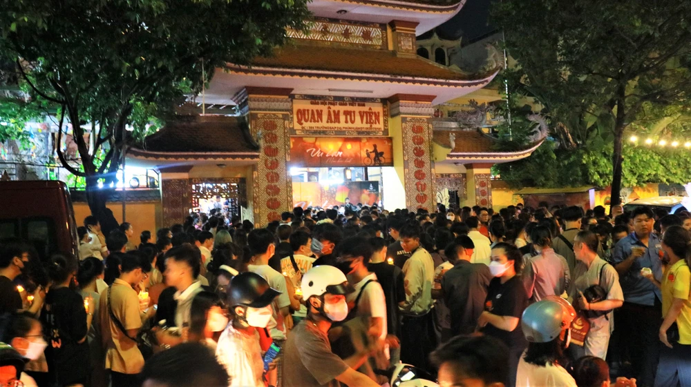 Càng về khuya càng nhiều người đến thắp nến cầu bình an khiến trước cổng Quan Âm Tu Viện kẹt xe, khó khăn trong di chuyển. Ảnh: VÕ THƠ