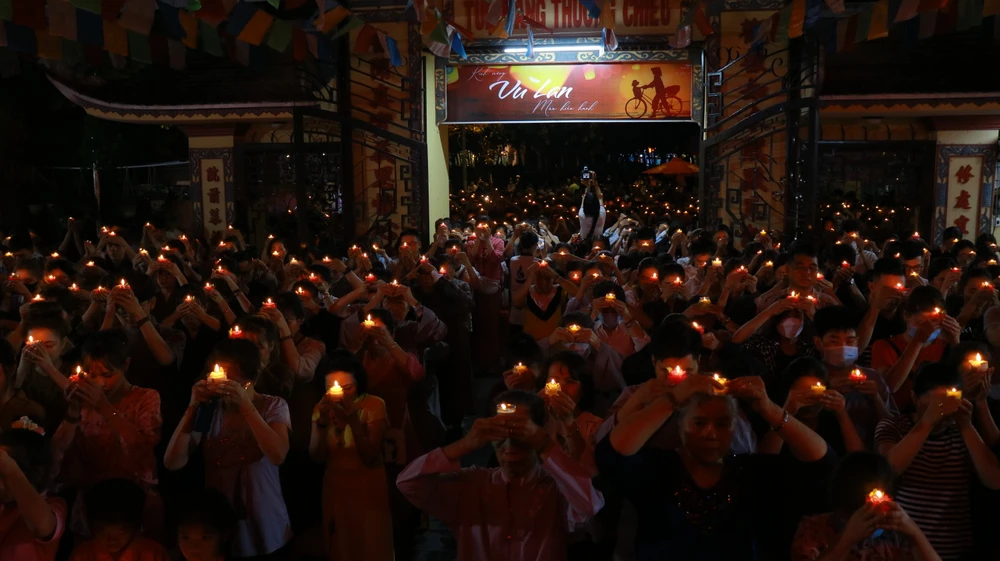 Hàng ngàn ngọn nến được thắp lên nhằm tri ân công ơn sinh thành, dưỡng dục của tổ tiên, ông bà, cha mẹ. Nhắc nhở mỗi người phải biết giữ trọn đạo hiếu. Ảnh: VÕ THƠ