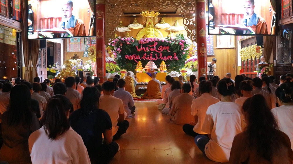 Tại Quan Âm Tu Viện (quận Phú Nhuận, TP.HCM), ngay từ sớm đông đảo tăng ni phật tử và người dân đến thắp nến tri ân tưởng niệm. Ảnh: VÕ THƠ