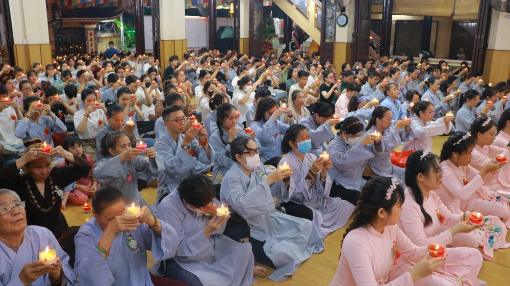 Nghi lễ cài hoa hồng lên ngực khiến nhiều người xúc động, các chư tôn đức được cài lên ngực bông hồng màu vàng. Người còn cha, còn mẹ sẽ được cài bông hoa hồng màu hồng. Người mất cha hoặc mẹ được cài bông hoa hồng trắng. Ảnh: VÕ THƠ