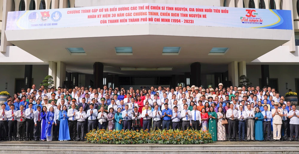 Các đại biểu chụp ảnh lưu niệm với Chủ tịch nước Võ Văn Thưởng. Ảnh: VÕ THƠ