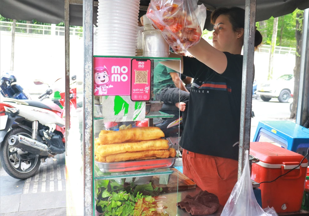 Nhiều quán ăn đường phố cung cấp thêm mã QR để khách hàng dễ dàng thanh toán. Ảnh: VÕ THƠ Nhiều quán ăn đường phố cung cấp thêm mã QR để khách hàng dễ dàng thanh toán. Ảnh: VÕ THƠ