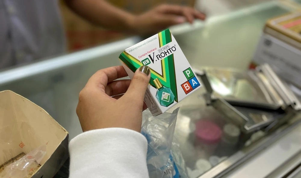 Không mua được thuốc nhỏ mắt Tobrex, chị T. chọn mua sản phẩm nhỏ mắt thay thế. Ảnh: VÕ THƠ