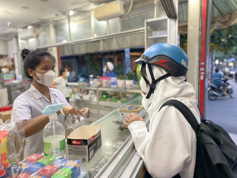 Không mua được thuốc nhỏ mắt Tobrex trị bệnh đau mắt đỏ, nhiều người mua nước muối sinh lý hoặc các loại sản phẩm vệ sinh mắt khác. Ảnh: VÕ THƠ