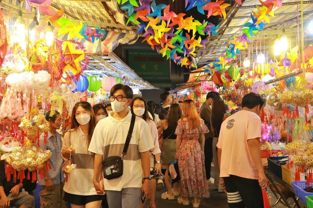 Chưa đầy 3 tuần nữa là đến Tết Trung thu 2023, những ngày này tại khu phố lồng đèn lớn nhất TP.HCM đã nhộn nhịp người dân đổ về mua sắm, vui chơi và chụp ảnh.