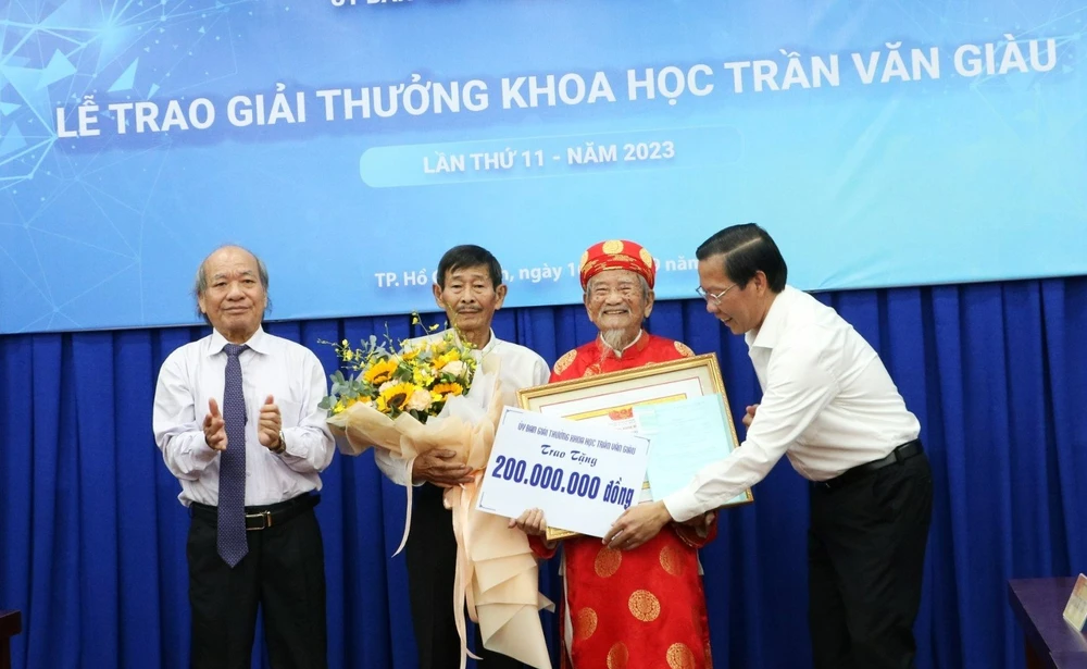 giai-thuong-tran-van-giau-2.jpg